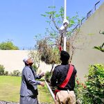 President Asif Ali Zardari hoists the national flag at Naudero on the occasion of Pakistan Day
