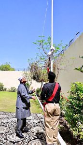 President Asif Ali Zardari hoists the national flag at Naudero on the occasion of Pakistan Day