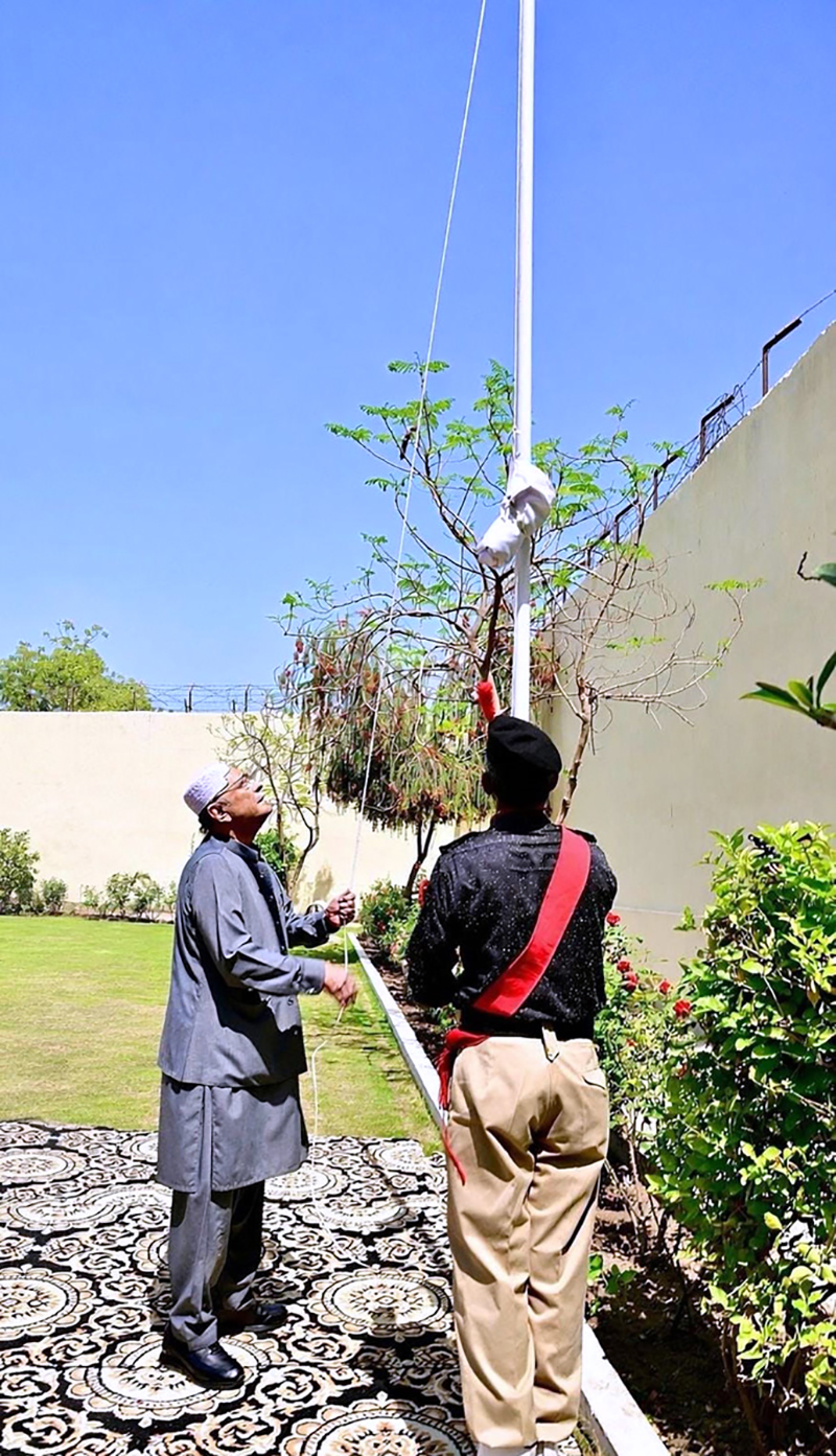 President Asif Ali Zardari hoists the national flag at Naudero on the occasion of Pakistan Day