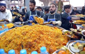 Volunteers of Fixit Foundation prepare free iftar meals for the fasting individuals and underprivileged during the holy month of Ramazan at Studium Chowk.