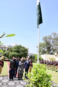 President Asif Ali Zardari hoists the national flag at Naudero on the occasion of Pakistan Day