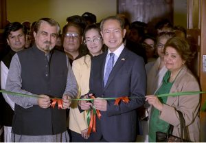 Ambassador of Japan to Pakistan, Akamatsu Shuichi and acclaimed artist Jamal Shah, President of PJCA Islamabad, inaugurate the exhibition at PNCA. The event drew young artists, art enthusiasts, and dignitaries from all walks of life.