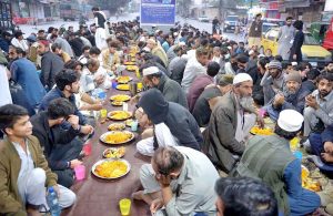 Volunteers of Fixit Foundation prepare free iftar meals for the fasting individuals and underprivileged during the holy month of Ramazan at Studium Chowk.