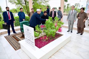 President Asif Ali Zardari laying wreath on the grave of his father, Hakim Ali Zardari, at Baloo Ja Quba