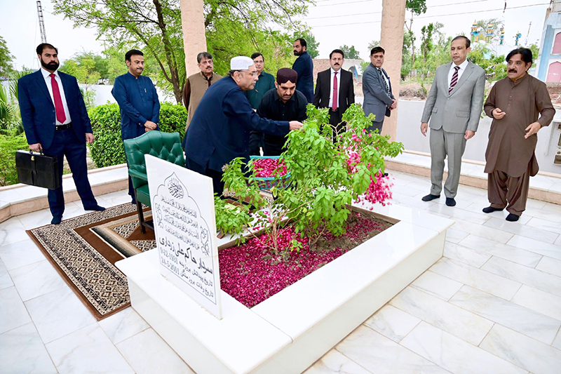 President Asif Ali Zardari laying wreath on the grave of his father, Hakim Ali Zardari, at Baloo Ja Quba