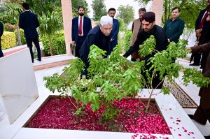 President Asif Ali Zardari laying wreath on the grave of his father, Hakim Ali Zardari, at Baloo Ja Quba