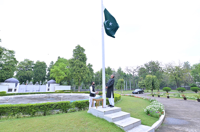 Mr. Saad Ahmad Warraich, Chargé d' Affaires of Pakistan to India hoisting the national flag at an impressive ceremony at Pakistan High Commission