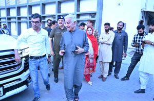 Defense Minister Khawaja Muhammad Asif attends a public Iftar at the Allama Iqbal Government Teaching Hospital Organized by Chaudhry Arshad Warraich Foundation. APP/MUT/ABB