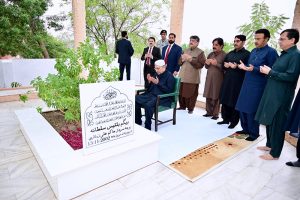 President Asif Ali Zardari offers Fateha after laying a wreath on the grave of his father, Hakim Ali Zardari, at Baloo Ja Quba