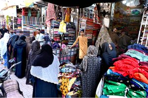 Volunteers distribute food items during Free Iftar at the roadside in Latifabad to deserving people, break their fast in the holy fasting month of Ramazan