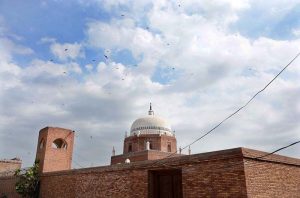 An attractive view of clouds hovering over the skies of the city.
