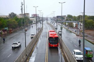 Vehicles on the way during rain that experienced the city