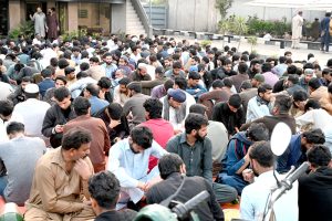 A large number of people break their fast during Free Iftar at the roadside in the city