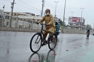 Vehicles on the way during rain that experienced the city