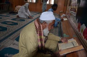 Muslims carrying their luggage arrive at masjid to observe Itikaf, a spiritual practice performed during the last ten days of the holy month of Ramazan, in which believers seclude themselves in the mosque for continuous prayers and devotion, seeking the blessings of Almighty Allah in accordance with the Sunnah of Prophet Muhammad (PBUH).