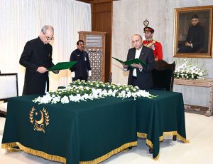 President Asif Ali Zardari administers the oath to Naveed Kamran Baloch as Wafaqi Mohtasib (Federal Ombudsman) at Aiwan-e-Sadr