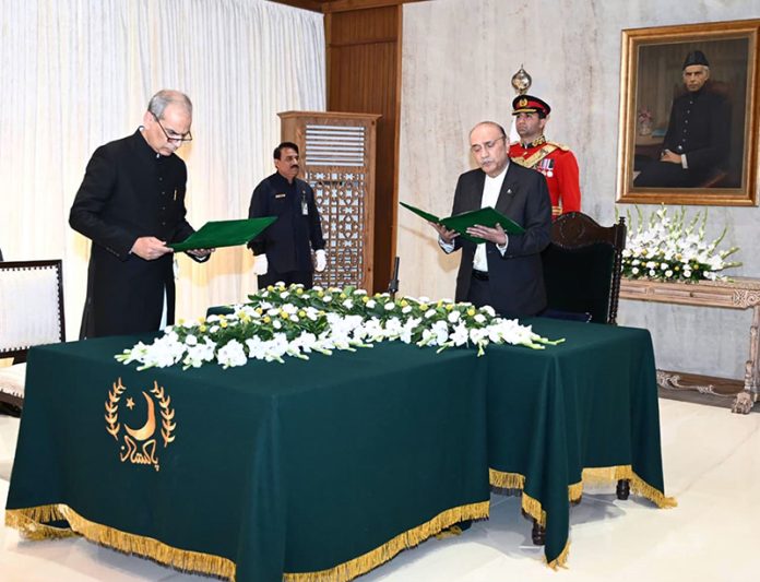 President Asif Ali Zardari administers the oath to Naveed Kamran Baloch as Wafaqi Mohtasib (Federal Ombudsman) at Aiwan-e-Sadr