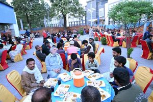 A large number of people sitting and waiting to break their fast at Government Allama Iqbal Teaching Hospital.