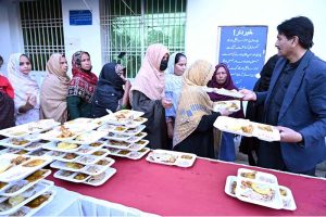 A large number of people sitting and waiting to break their fast at Government Allama Iqbal Teaching Hospital.