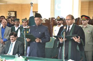 Chief Justice Zafar Ahmed Rajput administers the oath to Syed Muhammad Nehal Hashmi as Governor of Sindh at Governor House. APP/ABB