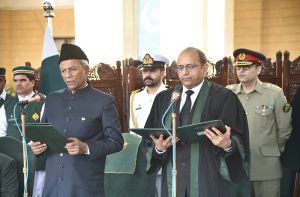 Chief Justice Zafar Ahmed Rajput administers the oath to Syed Muhammad Nehal Hashmi as Governor of Sindh at Governor House. APP/ABB