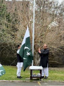 Pakistan's Ambassador to Romania, Ilyas Mehmood Nizami hoists the flag at a National Day ceremony
