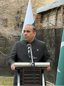 Pakistan's Ambassador to Romania, Ilyas Mehmood Nizami hoists the flag at a National Day ceremony