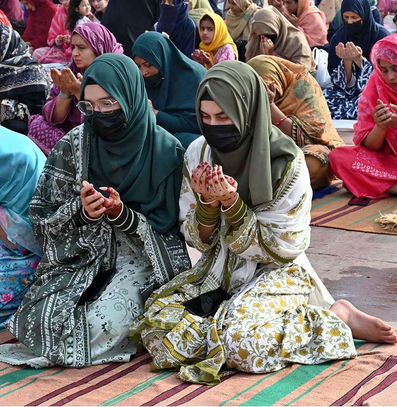 Women are offering dua after offering Eidul Fitr prayer at Badshahi Masjid