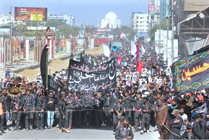 Main mourning procession on the occasion of Youm-e-Ali passes through M.A. Jinnah Road