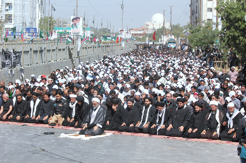 Participants offering Namaz-e-Zuhrain during the main mourning procession on the occasion of Youm-e-Ali at M.A. Jinnah Road