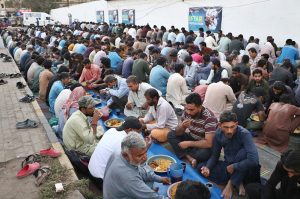 A large number of people break their fast during Free Iftar at the roadside in the Saddar area of the city during the holy fasting month of Ramazan.