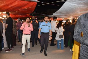 DIG Tariq, SSP Qazi inspect police help desks in city markets