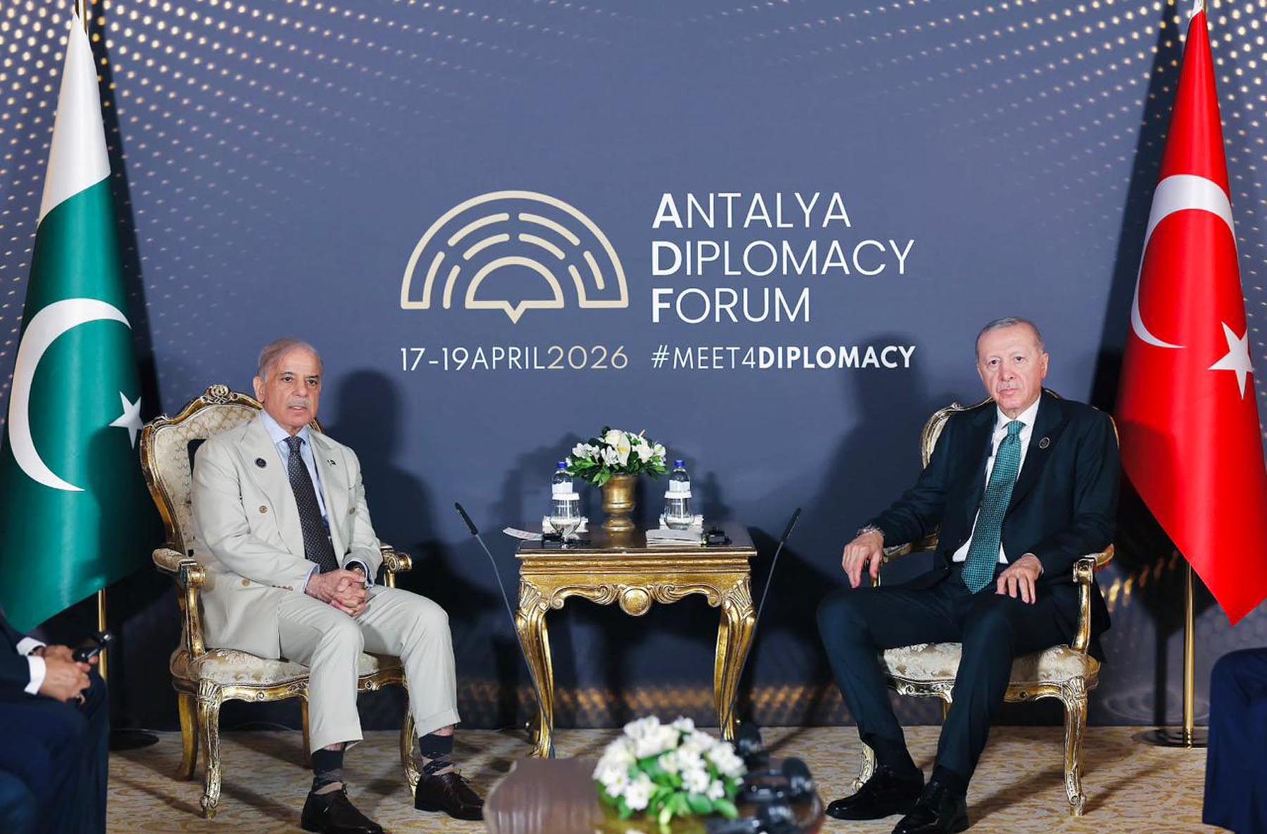 PM, leaders of Turkiye, Qatar discuss regional developments