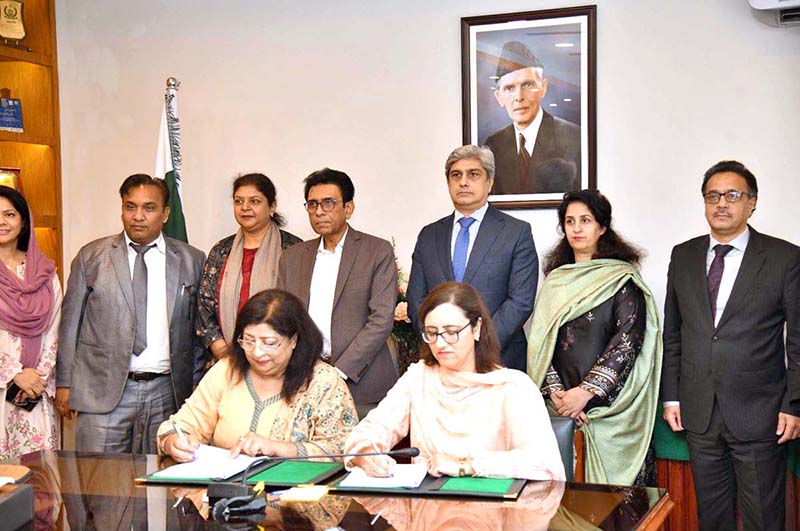 Education Minister Dr. Khalid Maqbool Siddiqui and Secretary Nadeem Mahbub witnessing the signing ceremony of MOU on Provision of Remedial Therapy Services