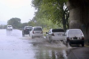 A motorcyclist on the way, under cover of a raincoat to protect from the rain, experienced the Twin Cities.