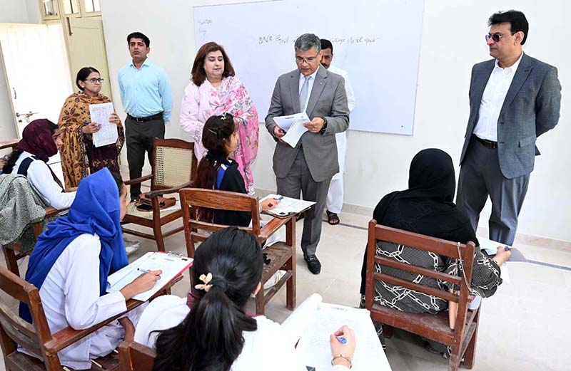 Chairman Board of Intermediate and Secondary Education Khalid Hussain Mahar along with Deputy Commissioner Tariq Manzoor Chandio visiting examination centre during annual examination of HSSC (Part-I) at Government Girls BNB College