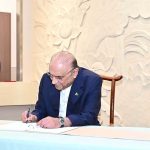 President Asif Ali Zardari recording his remarks in the visitor's book during his visit to Hunan Tea Group