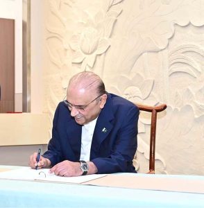 President Asif Ali Zardari recording his remarks in the visitor's book during his visit to Hunan Tea Group