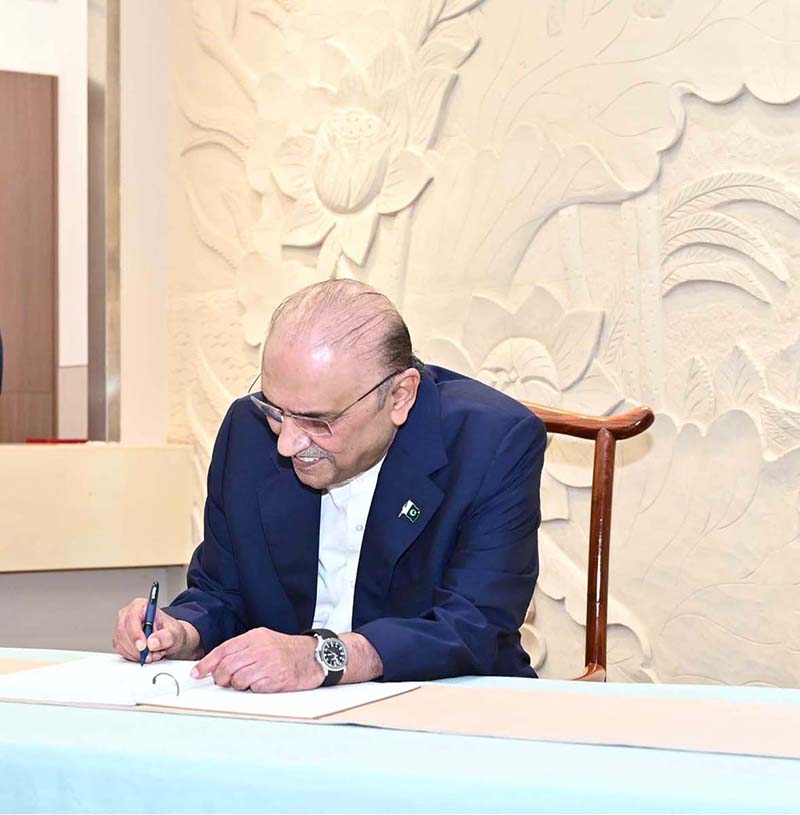 President Asif Ali Zardari recording his remarks in the visitor’s book during his visit to Hunan Tea Group