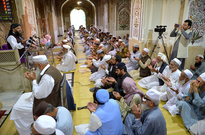 Maulana Muhammad Tayyab Qureshi, Chief Khateeb of Khyber Pakhtunkhwa and Imam of Masjid Mahabat Khan, attends a prayer service as the nation observes Youm-e-Tashakur following a ceasefire agreement between the United States and Iran at Masjid Mahabat Khan