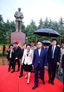 President Asif Ali Zardari, accompanied by Ms Zhang Xihui, Director of the Shaoshan Administration Bureau of Hunan, visits the Statue Square.