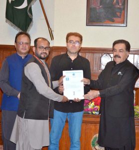 Governor Balochistan Jaffar Khan Mandukhail distributing national, civil awards among journalists on their best performances at Governor House.