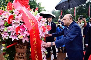 President Asif Ali Zardari lays a wreath at the statue of Chairman Mao Zedong at Statue Square.