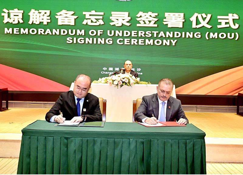 President Asif Ali Zardari witnesses the signing of an MoU between the Local Government, Government of Sindh and LUCION TDR Environ-Tech (Anhui) Group for a seawater desalination project in Karachi to