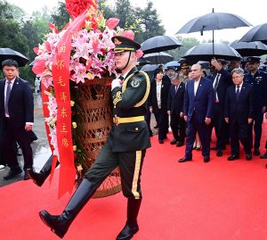 President Asif Ali Zardari lays a wreath at the statue of Chairman Mao Zedong at Statue Square.