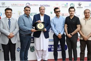 Chairman SIMAP Zeeshan Tariq Sheikh presents a commemorative shield to Provincial Minister for Industries, Commerce and Investment Chaudhry Shafique Hussain during the SIMAP Technology & Innovation Summit 2026 (4th Edition).