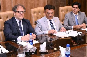 Consul General of the Republic of Türkiye, Mehmet Eymen Şimşek addresses exporters at the Sialkot Chamber of Commerce and Industry (SCCI).