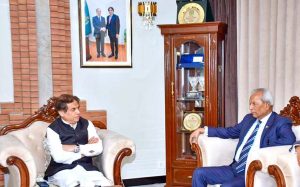 Governor Sindh Nihal Hashmi met with Federal Minister for Railways Muhammad Hanif Abbasi to discuss ongoing railway development projects in Sindh. Pakistan's recent diplomatic role was also appreciated during the meeting.