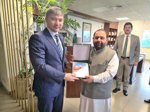 Federal Minister for National Heritage and Culture Division Aurangzeb Khan Khichi presenting a shield to the Ambassador of Kazakhstan to Pakistan H.E. Yerzhan Kistafin.