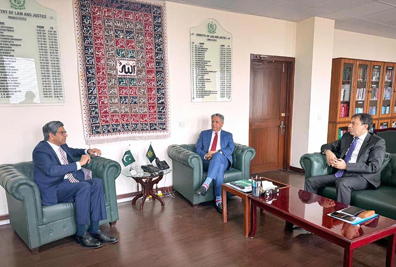 Chairman SECP, Dr. Kabir Ahmad and Chairman CCP, Farid Ahmad Tarar called on Federal Minister for Law and Justice, Senator Azam Nazeer Tarar, at the Ministry of Law and Justice, to discuss regulatory reforms and strengthening Pakistan’s corporate and financial framework